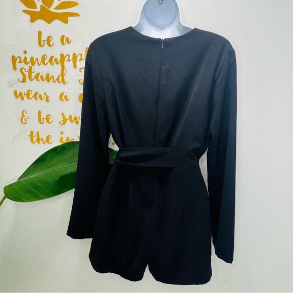 VERY J Solid Black Deep V-Neck Short Romper Long Sleeves Size Medium - Picture 7 of 10